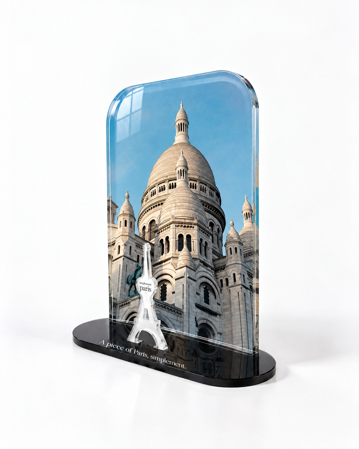 Side three-quarter view of the Sacré-Cœur acrylic decor with polished edges and reflections